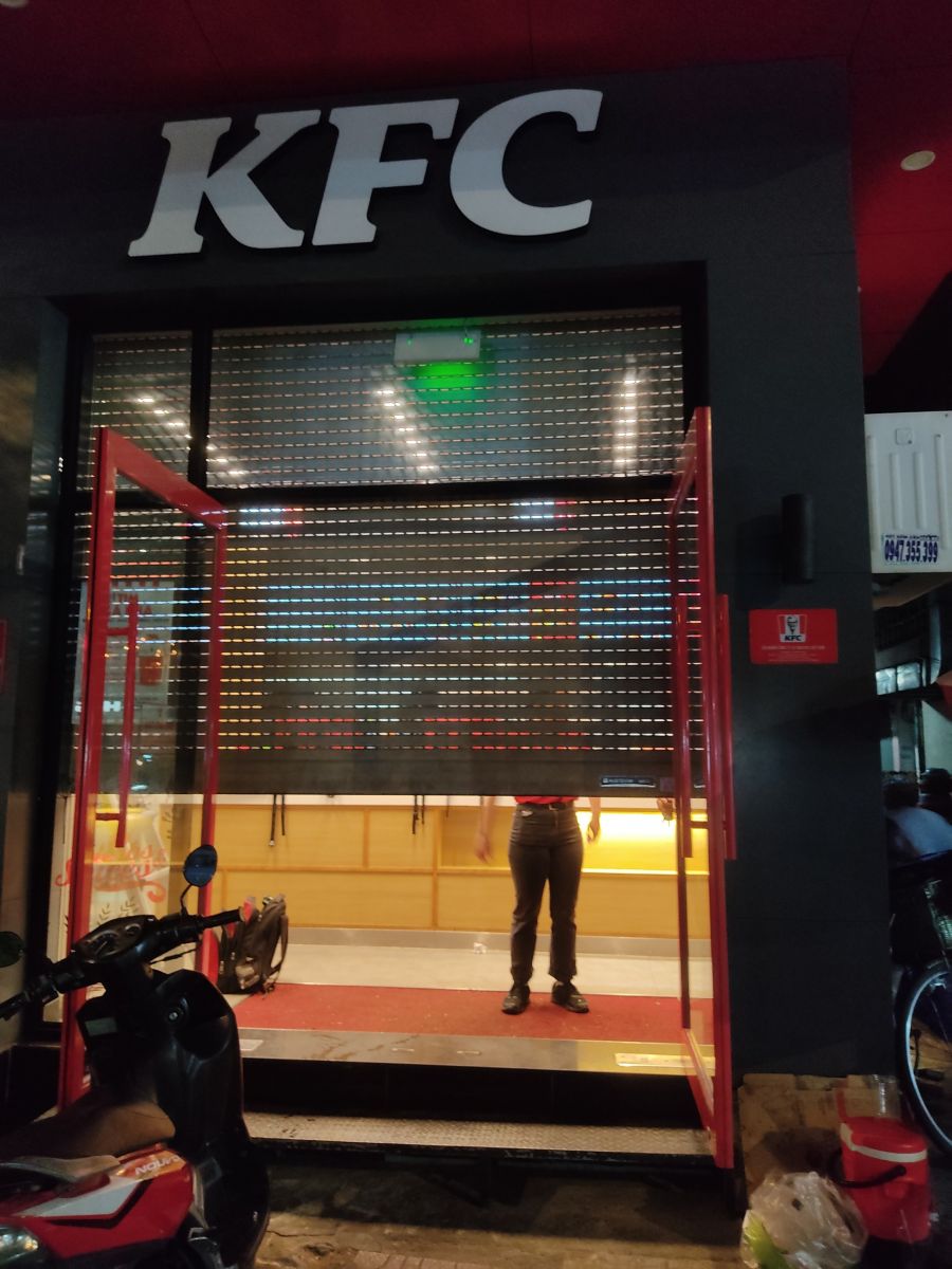 CỬA CUỐN THIÊN PHÚ SỬA CHỮA TẠI KFC